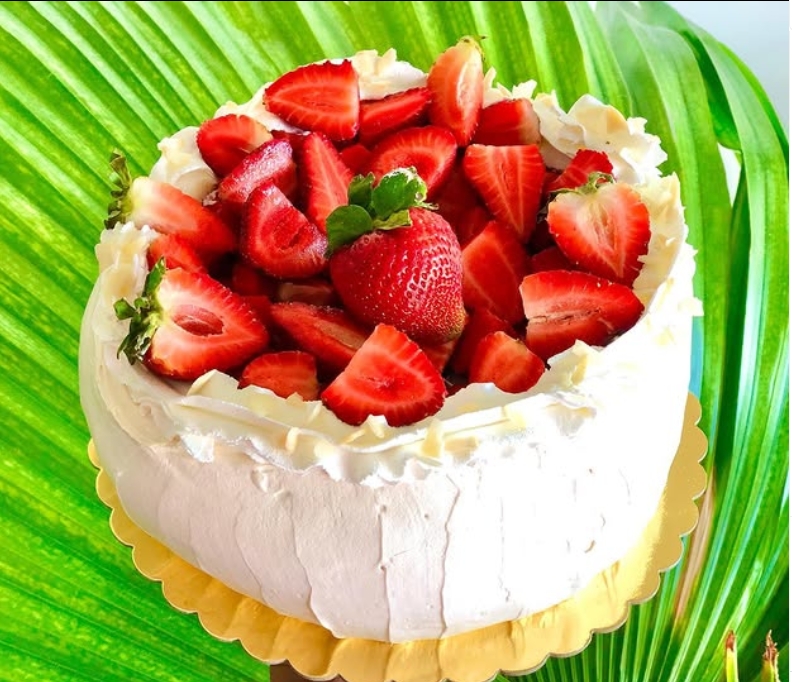 Pavlova alta con fresas frescas y crema batida