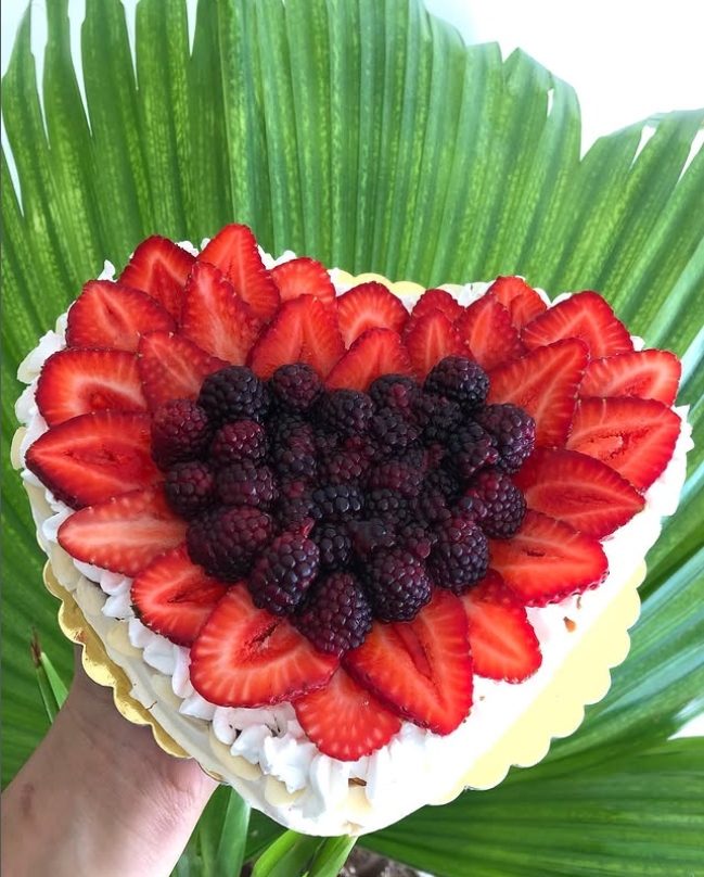 Pavlova en forma de corazón con fresas y moras